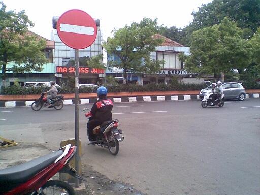 10 Rambu Lalu Lintas yang Sering Diabaikan
