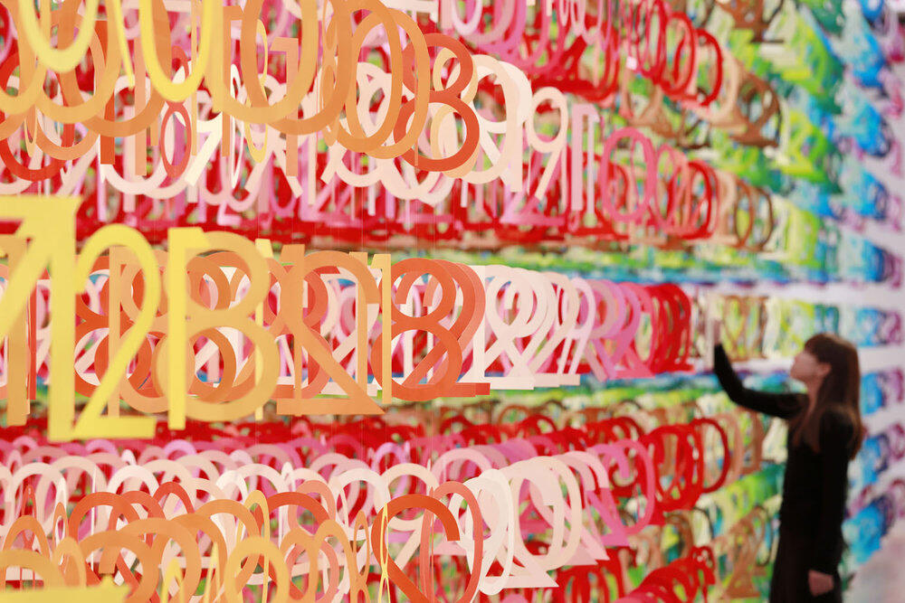 WOW, seniman ini membuat pelangi dari puluhan ribu kertas