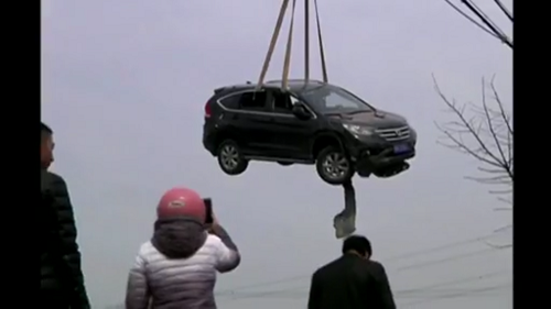Kok Bisa Mobil Nyangkut di Genteng Rumah Orang?