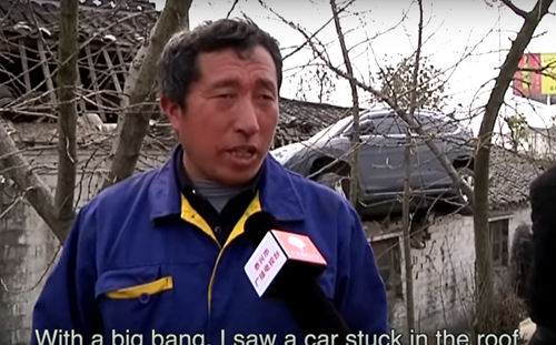 Kok Bisa Mobil Nyangkut di Genteng Rumah Orang?