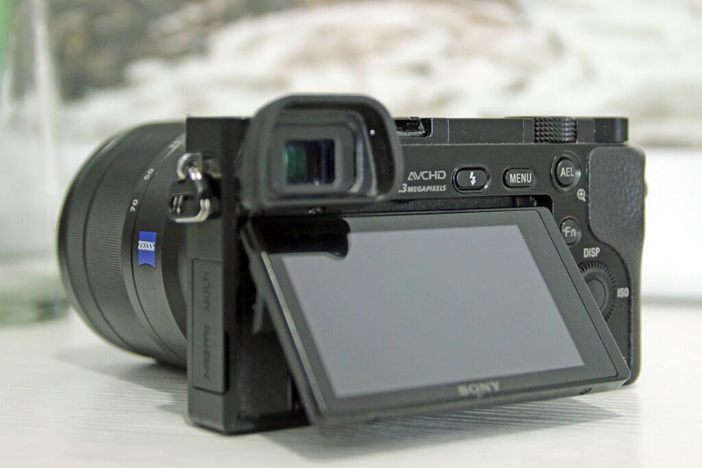 Sony A6000 Kamera Mirrorless Dengan Desain Futuristik