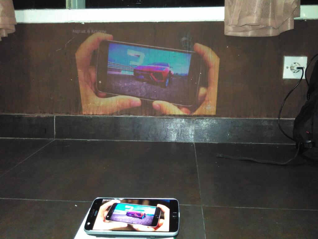 &#91;TC MOTO Z&#93;Smartphone Selalu menyala dengan menggunakan Power Pack Mod MOTO Z 