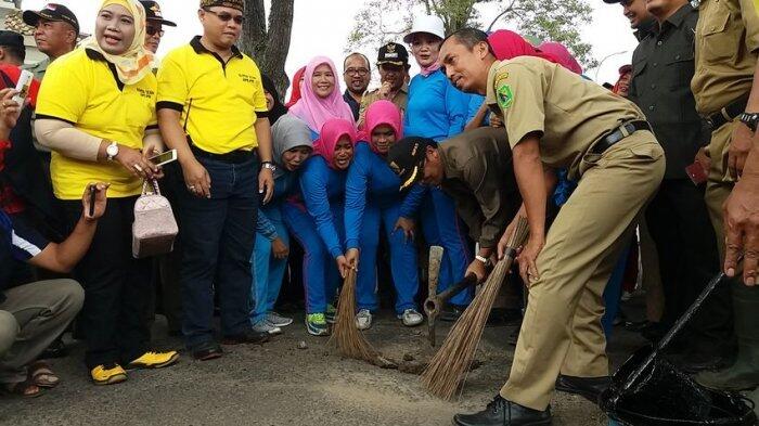 Bupati Bandung Dadang Ikut Gerakan Tutup Lubang