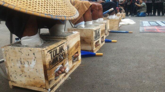 Petani Kendeng Kembali Gelar Aksi Cor Kaki Di Seberang Istana