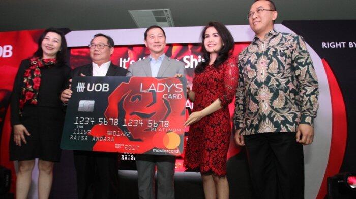 Motif Kartu Kredit UOB Lady’s Card Didesain Perancang Busana Dunia