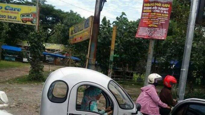 Emak-emak Kendarai Motor Listik Roda Tiga Rasa Mobil Jadi Viral di Sosmed