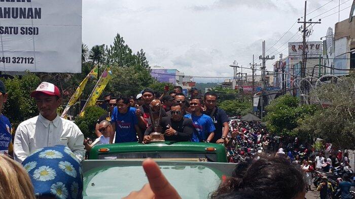 Arema FC Langsung Keliling Kota Malang dengan Trofi Piala Presiden 2017