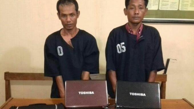 Tukang Sampah Keliling Sikat Laptop