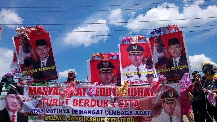 Puluhah Perempuan Demo Bentangkan Celana Dalam, Ini Pemicunya