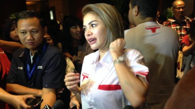 Di Dekat Manajer Evelyn, Nikita Mirzani Tak Banyak Bicara