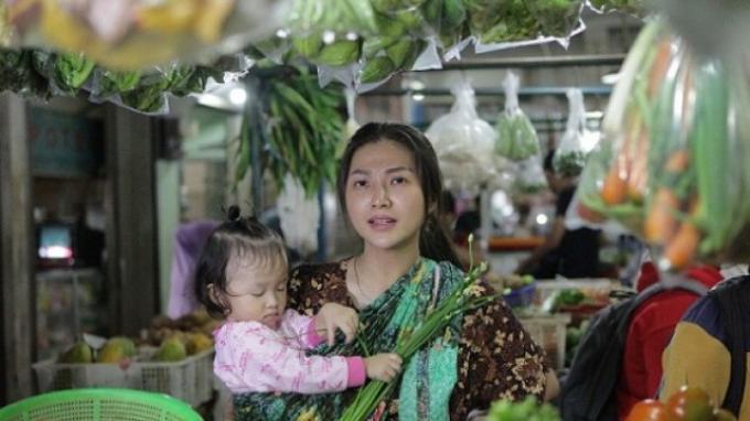 Sarwendah Pakai Daster dan Gendong Si Kecil Belanja ke Pasar Tradisional
