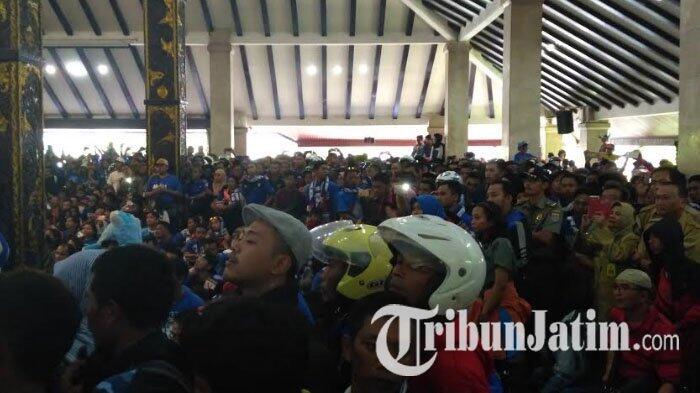Aremania Padati Pendopo Kabupaten Malang, Sambut Sang Juara Piala Presiden 2017