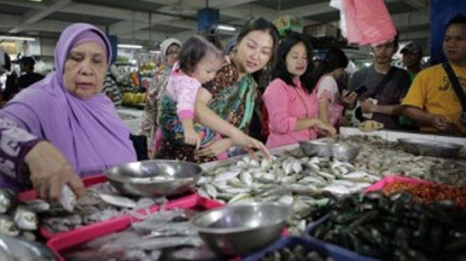 Luwesnya Istri Ruben Onsu Beli Ikan di Pasar Tradisional