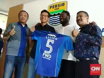 Michael Essien Pakai Nomor 5 di Persib Bandung