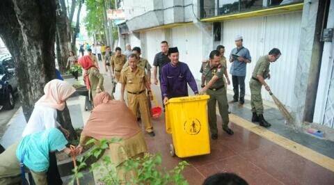 Menyapu Jalan, Ganjaran untuk PNS Malas di Palembang