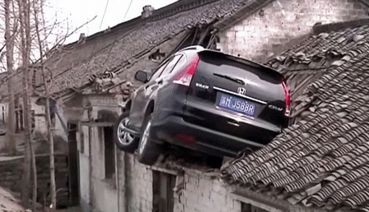 Mobil CR-V Ini Nangkring di Genteng Rumah Gan