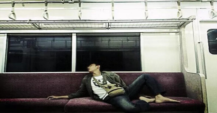 Begini Gaya Tidur Penumpang di KRL