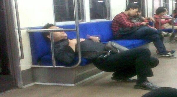 Begini Gaya Tidur Penumpang di KRL