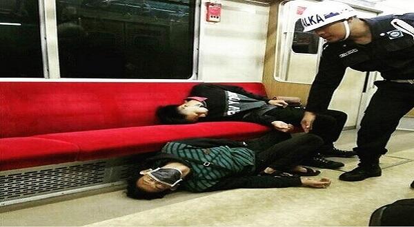 Begini Gaya Tidur Penumpang di KRL
