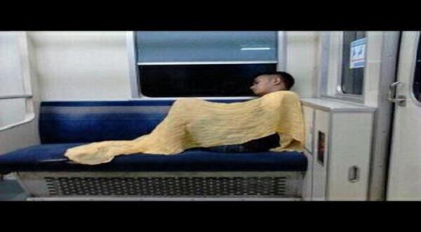Begini Gaya Tidur Penumpang di KRL