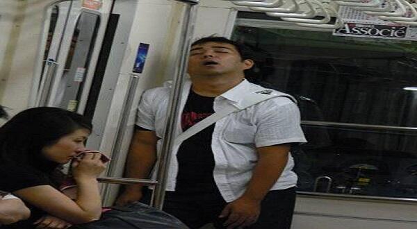 Begini Gaya Tidur Penumpang di KRL