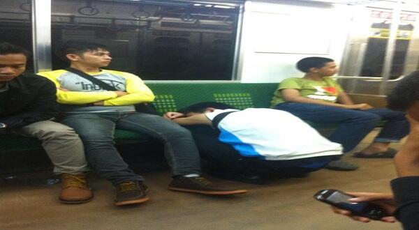 Begini Gaya Tidur Penumpang di KRL