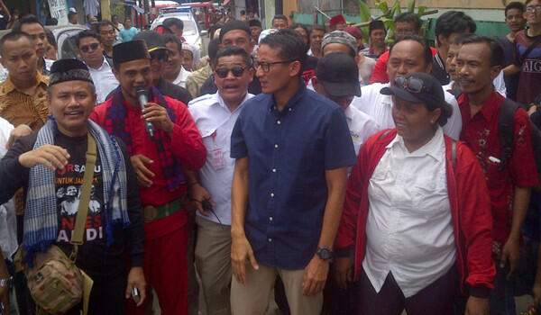 Telat 1,5 Jam, Sandiaga Disoraki Warga