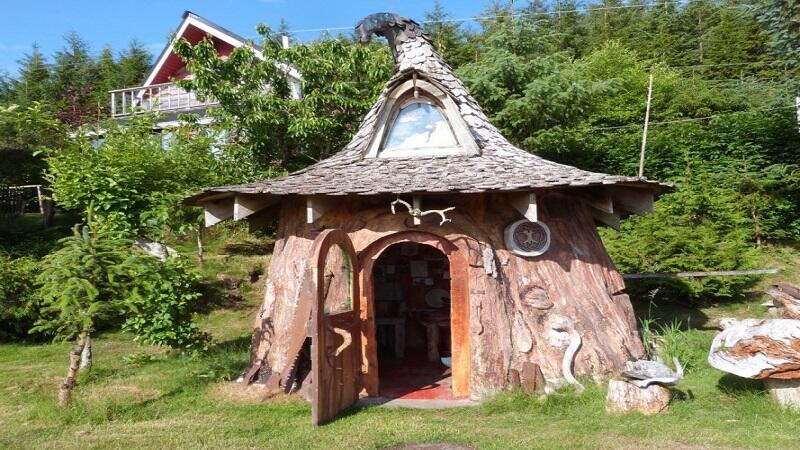 Rumah Hobbit Ini Terbuat dari Sebuah Batang Pohon Raksasa