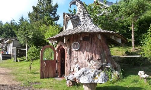 Rumah Hobbit Ini Terbuat dari Sebuah Batang Pohon Raksasa