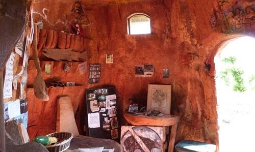 Rumah Hobbit Ini Terbuat dari Sebuah Batang Pohon Raksasa