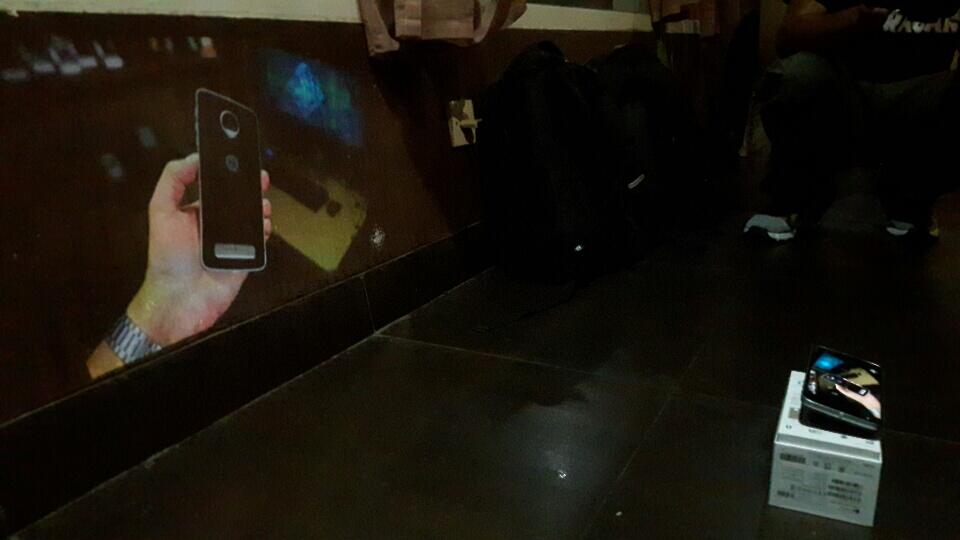  &#91;TC MOTO Z&#93; Bioskopan di kamar Dengan proyektor Mod nya Moto Z