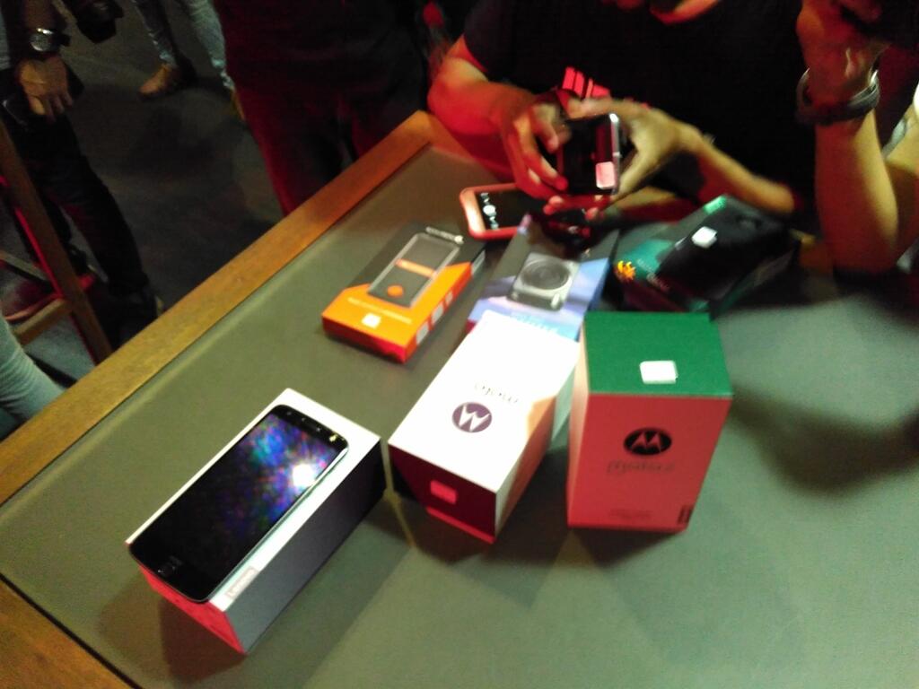 &#91;TC MOTO Z&#93; Saya bisa sangat terbantu dengan Proyektor Mod MOTO Z