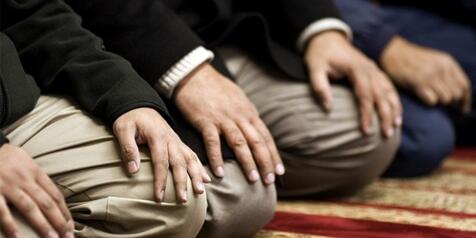 Heboh, Kaplingan Tempat Shalat Pejabat Seakan Pahala Surga Bisa Dibooking