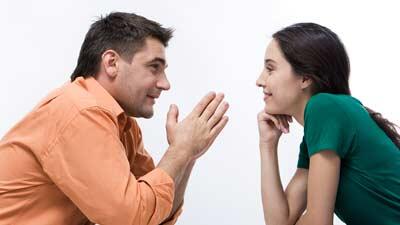 Lima Tanda Ini Tunjukkan Pasangan Anda Gemar Bergosip