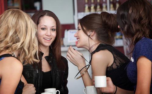 Lima Tanda Ini Tunjukkan Pasangan Anda Gemar Bergosip