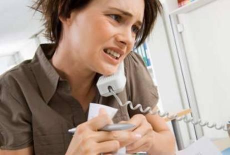 Lima Tanda Ini Tunjukkan Pasangan Anda Gemar Bergosip