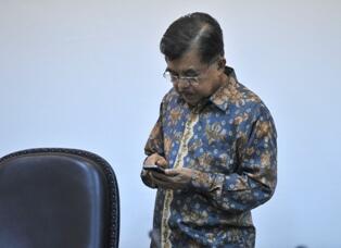 Genangan Air Sebabkan Kemacetan di Tol Jakarta-Cikampek