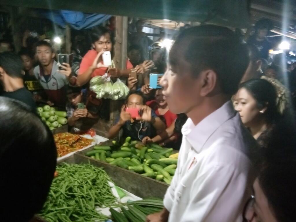Jokowi Borong Sayuran di Pasar Hongkong