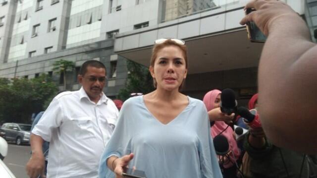 Nikita Mirzani Lagi-lagi Tak Pakai Bra Saat Diperiksa Polisi