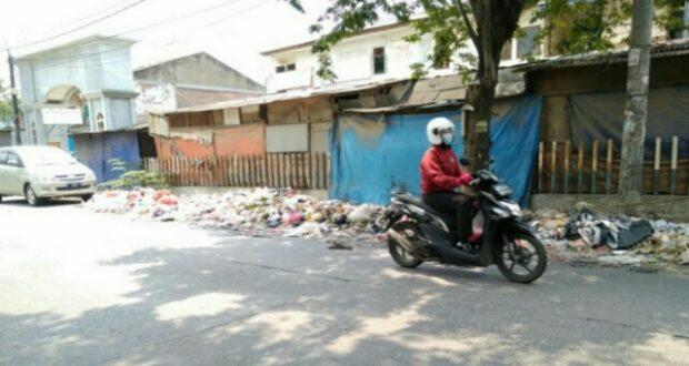Jalan Raya Kutabumi Jadi Tumpukan Sampah