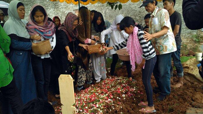 Hujan Rintik-rintik Iringi Pemakaman Indra di TPS Jeruk Purut