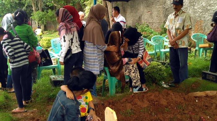 Histeris Sambil Memeluk Anaknya, Istri Indra: Maafin Mama ya Nak