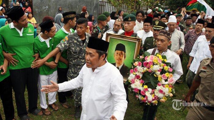 Selama 40 Hari Santri Bacakan Al Quran Tanpa Putus di Makam Hasyim Muzadi
