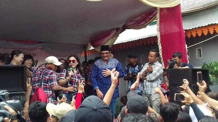 Djarot Gugup Saat Nia Daniati Nyanyikan Lagu 'Gantengnya Pak Djarot'
