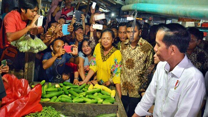 Keliling Pasar Hongkong Singkawang, Warga Berdesakan Ingin Jabat Tangan Jokowi