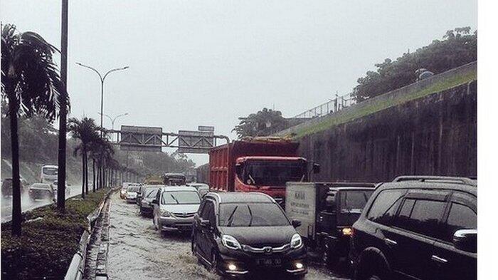 Banjir, Kendaraan Tak Bisa Melintas di Underpass Tol Cikunir