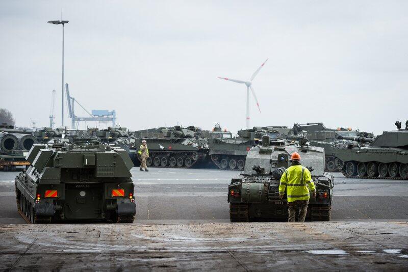 (Persiapan Perang kah) Ratusan British Tank & Heavy Armour Di kirim Ke Estonia