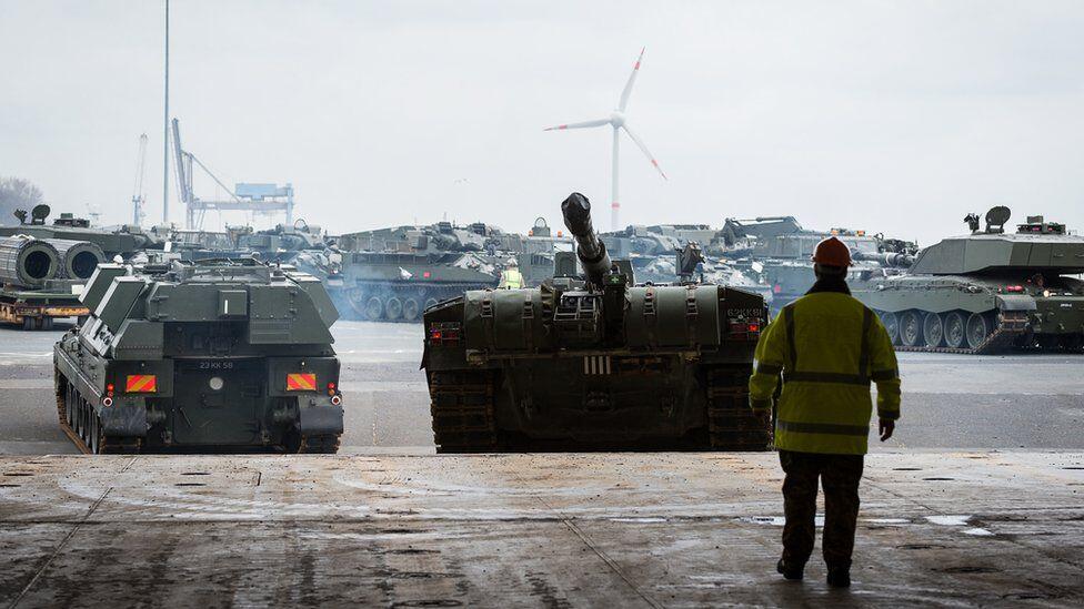 (Persiapan Perang kah) Ratusan British Tank & Heavy Armour Di kirim Ke Estonia
