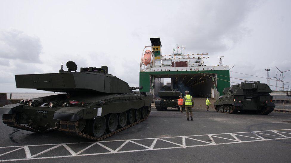 (Persiapan Perang kah) Ratusan British Tank & Heavy Armour Di kirim Ke Estonia