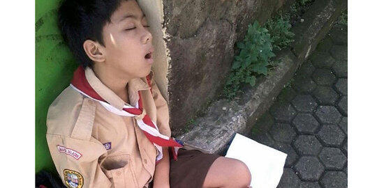 Foto Anak Berseragam Pramuka Ketiduran Ini Bikin Heboh, Ini Alasannya